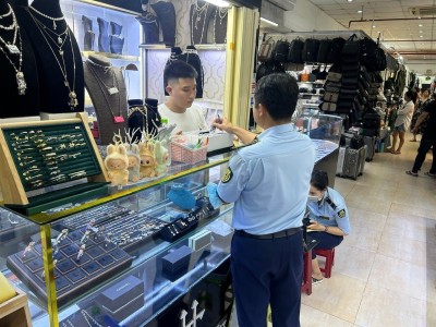 Làm sạch thị trường không chỉ là cuộc chiến chống hàng giả mà còn là bảo vệ uy tín quốc gia